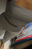 La tela no se siente de una calidad excelente, luce bien y cómodo. - Ana A.