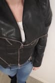 Me encanta esté jacket porqué está bien confeccionado, y la tela tela y diseño es elegante, puedo usarlo cerrado y abierto. Ordené uno en color burgundy. - Maria D.