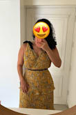 Este vestido es hermoso! Soy M en vestidos largos de Lulus, pero me he llevado de los comentarios y lo he pedido un size mas grande, si hubiera pedido el M seguramente la falda me iba a quedar muy ajustada y no tendría una caída bonita. Lo único es que al pedirlo L, la parte de arriba me ha quedado MUUUY grande, sabia que esto pasaría y ya tenía pensado alterar esta parte. Lo compre en oferta a 32usd, si lo hubiera comprado en su precio normal de 85usd no lo hubiera pedido, porque saldría muy costoso pagar por el vestido y la alteración. La calidad del vestido es buena, lo utilizare para una boda en la playa. - Laura C.