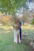 La verdad que el vestido se adapta muy bien al cuerpo, queda muy bonito y es perfecto para casarte si no quieres algo tan producido. - Constanza K.