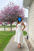 The dress suited me very well, perfectly!
It's an elegant dress for daytime events, cute with slippers and heels. As it is made of linen, it can also be worn at night with colored heels and a colored bag.
These three layers are perfect on the body and make it more elegant.
I liked the details, good stitching, good linen, and proper buttons.
of course, because it is linen, it wrinkles easier.
And it's not white, for been linen it's a white off! I prefer!
the lining does not make the dress transparent, but a protector will be needed in the nipple area. - Leandra M.