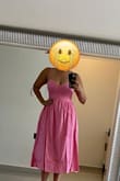 El vestido es bonito, la tela es de buena calidad pero el forro de este vestido hace que pese DEMASIADO y cuando digo DEMASIADO es D E M A S I A D O. Lo lave antes de usarlo y lo puse en un tendedero a secar (en sombra y en un lugar donde fluía mucho aire) y duro 2 dias y medio en secarse de toda la tela que tiene. No lo recomiendo para actividades en el aire libre donde haya mucho calor o si vas a moverte mucho. Si hubiera sabido lo mucho que pesa no lo hubiese comprado porque la verdad es que el vestido no tiene nada especial que haga que valga la pena andar con algo TAN pesado... Me salió en 25 dolores en especial y esta bonito para cualquier actividad interior por la tarde. - Laura C.