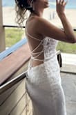 This dress is perfect! Dressed me like they had it custom-made! It has lots of sparkles, the lace is delicate, the back neckline is wonderful and gives a sensual charm, my husband loved it!
It's not as delicate a dress as others I've tried, its skirt fabric is more structured, which gave me more security since my photos were in a field where anything could ruin the skirt, but nothing happened with it. I received so many compliments from strangers that I never felt so beautiful. - Bruna F.