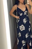Hermoso vestido, el diseño y la tela. Solo me gustaría ver vestidos menos escotados. - Dhanna S.