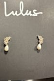 J'ai achetée ces boucles d'oreilles pour mon mariage et je suis satisfaite elles sont vraiment magnifiques! - Sarah B.