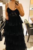 Este vestido tiene un estilo hermoso! Está perfectamente hecho, la tela es de muy buena calidad, Es pesado por las capas del vestido pero muy cómodo de usar. Yo mido 1.65m de altura y me quedó perfecto de largo para usar con tacones. Me encantó y además llegó una semana antes de lo esperado. Definitivamente volveré a comprar aquí. - Leticia D.