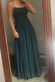 Es un vestido hermoso. La talla del vestido corresponde con la calculada en la página, recomiendo seguir esa sugerencia. La tela es de buena calidad. Hay que tener cuidado con el escote de la pierna porque llega hasta la cintura. - ANA M.