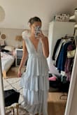 la robe est super et de bonne qualité ! elle tombe sur les pieds ce qui est rare quand on fait 1 mètre 75. Elle est juste un peu large pour ma part au niveau de la taille.
Translation:
The dress is great and good quality! It falls on the feet which is rare when you're 1.75 meters tall. It's just a little wide for me at the waist. - Alice L.