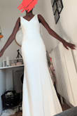 La robe est magnifique et s'ajuste parfaitement, je dois juste faire raccourcir les bretelles car j'ai une très petite poitrine. Je remets ici mes mensurations : hauteur: 170cm, poids: 49kg, buste : 81 cm, taille : 63 cm, Hanches : 87 cm. J'ai également acheté ce bodysuit lingerie de chez Spanx qui s'ajuste parfaitement à la robe - Sardoine M.