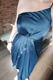 The asymmetrical strap sits weirdly and the zipper digs uncomfortably into my skin. Looks fine on a picture but I don't think I would wear it to an event. Also, it wrinkles very easily. Not a convenient choice. - Johanna P.