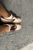 very comfortable and modern, it's a little wide and the design follows the trend, the burgundy color was what I liked the most to put together my outfits - Jocastra S.