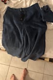 El pantalón demasiado grande para una talla S y el top demasiado pequeño para ser una S - Claudia B.