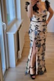 Klänningen är väldig fin och sitter bra på mig men materialet är inte så elegant. Jag löpte den för 1300kr och den känns som väldigt dyr för sådan material. - Maral Y.