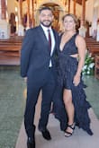 El vestido es hermoso,  talla perfecto, tiene un escote muy lindo y no hace que te veas muy escotada. La tela es super fresca apenas para bodas en climas calurosos. - Monica G.