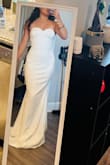 Es perfecto, lo compré para mi boda civil, la tela es de buena calidad, tiene silicona para que no se te caiga  se quede en su lugar, simplemente es maravilloso y muy barato lo recomiendo totalmente, soy talla S o Xs en ropa pero solo tenían talla S sí que decidí arriesgarme y me quedó perfecto. En lo personal no me gusta con las mangas pero es perfecto porque son desmontables, pero igual ellas vienen de excelente calidad

Translated by Lulus Staff:

It's perfect, I bought it for my civil wedding, the fabric is good quality, it has silicone so it doesn't fall off and stays in place, it's simply wonderful and very cheap, I totally recommend it, I'm a size S or Xs in clothes but they only had size S so I decided to take a risk and it fit me perfectly. Personally, I don't like it with the sleeves but it's perfect because they are removable, but they still come of excellent quality - Lizbeth S.