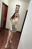 Es por mucho la jacket perfecta, la tengo en color negro y beige, la negra la adquirí en talla M, me cierra perfecto solo que siento un poco flojas las mangas, sin embargo me gusta usarlas un poco más justas, por eso adquirí esta en talla S, no me cierra por completo, pero de las mangas se siente bien y puedo mover los brazos sin problema, xoxo Lulus - Linda C.