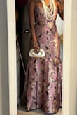 Me encantó. El color y la tela.
Es un poco ajustado. No estira. Pero igual me quedo. Lo usé para una boda en el caribe.
Translates to: I loved it. The color and the fabric.
It's a little tight. It doesn't stretch. But it still fits. I wore it to a wedding in the Caribbean. - Wendy P.