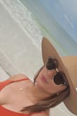 Estuvo por mucho tiempo buscando un sombrero y este ha sido la mejor opción es hermoso y hace lucir auténtica, única. Pdt. Tiene para ajustar y eso ha sido genial, porque asi no se me movía con el viento en la playa. - Luz M.