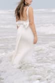 Compré este vestido para mi pequeña boda en la playa, y me encantó, estaba solo como lo quería sencillo y bello, me encantó en el empaque que venía una caja muy hermosa y también una bolsa para poner guardar el vestido sin arrugarse, es un vestido económico y de muy buena calidad! Me encantó - Anna S.