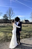J'étais très septique à l'idée de commander ma robe de mariage sur internet. J'avais fait plusieurs essais très décevants sur d'autres sites de ventes. Mais les robes lulu sont magnifiques! Le tissus est épais! De très belle qualité. Une jolie coupe qui correspondait bien à ma taille... Aucunes retouches nécessaires. J'ai reçu des compliments de tout le monde, ma famille et mes amis. La traîne est très jolie. Le tissu est doublé. La cerise sur le gâteau , c'est le nettoyage. Je l'ai mise à la machine et elle est ressortie comme neuve. Je vous conseille vraiment ce modèle et ce site si vous ne voulez pas dépenses trop d'argent et avoir une très jolie robe - Caroline A.