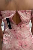 The zíper is very hard to go all the way up! It's stuck in the middle of the dress! - Emanuella D.