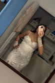 Très belle robe! Beaux détails. Je fais normalement du médium mais j'ai pris large pour être certaine que la poitrine soit OK et c'est juste assez grand un peu plus petit et ça n'aurait pas passé au niveau des hanches, fesses et de la poitrine. Très facile à ajuster. Coup de cSur. Très confortable aussi. - Sarah-June N.
