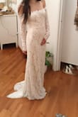 Ho preso questo vestito per il mio servizio fotografico post matrimonio. Ancora devo svolgerlo ma è un bellissimo vestito. Di solito vesto xs/s. In questo caso ho scelto xs e devo dire che sul busto è leggermente stretto, ma va bene. Il punto forte del vestito è sicuramente la coda, che si vede soprattutto se non si è molto alti. Il pizzo è leggero e comodo. L'unica pecca secondo me è il prezzo perché per la qualità potrebbe costare un po' meno. Per il resto rende molto ed è molto bello. - Ilaria S.