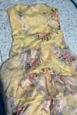 El vestido es hermoso! La tela y el diseño son exactos como se muestra en la imagen, pero siento que no ajusta bien y se baja un poco del busto, no sé si sea por la talla, el tipo de tela o el diseño, pero según la tabla de tallas mis medidas están totalmente en la talla L por eso compré esa. Según la tabla no estoy ni cerca de las medidas de la talla M. Pero siento que me hubiera quedado mejor aunque el cierre da problema para subir como que se atora y tal vez uno más ajustado batallaría más para subirlo. - Norma