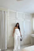 El jumpsuit más perfecto que he tenido, me hace ver tan elegante y linda

Translated by Lulus Staff:

The most perfect jumpsuit I've ever owned; it makes me look so elegant and lovely. - Penelope V.