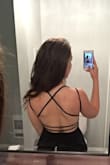 J'aime beaucoup la robe, mais elle est difficile a mettre en raison des cordes derriÃ¨re :)

Translated: 

I really love the dress, but it is difficult to put on due to the straps in back :) - Rosie C.