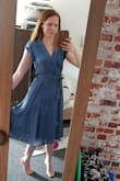 I love the fabric of the dress, very breezy. Perfect for summer. The dress looks very nice in combination with some heeled sandals. The length is a little longer than I expected, I thought it would be knee length, but it falls a little over the knees. The only thing I am really unhappy about is the top. There is only one small button at chest height, so that the piece between the bow and the button falls open. In addition, I was wearing the dress for less than two hours and the button already broke. It wasn't attached well to the dress. - Astrid S.