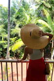 It's big size and great statement hat! I loved during my trip in Florida! - Yoko S.