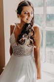 Compré este vestido para mi casamiento, y sin duda fue una de las decisiones más acertadas! Desde el momento que lo ví me fascinó. El Help Support me ayudó a decidir el talle, y tuve mucha suerte porque me fue perfecto, solo tuve que ajustar la espalda! 

La calidad del vestido es muy buena, y el bordado único. Realmente una excelente relación precio-calidad-belleza!
Se lo recomiendo a todas aquellas que estén pensando en comprarlo por internet! - Graciela V.