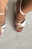 Me encantó el color y material, perfecto para la ocasión pero muy abierto de enfrente al caminar mis dedos se salen, sobra muy espacio atrás y quedan muy flojos. - Norma F.