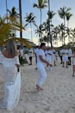 J'ai adorer cette robe ! Très confortable . De belle qualités . Longueur parfaite. J'ai porter un bijoux de pied en sandal sur la plage et une Flip flop pour la réception . Cétait partait . Avec un rajout d'un petit élastique sur la traîne pour le doigt , cétait parfait ! Ma couturière ma même rajouter des perles sur l'élastique cétait très jolie . La livraison était rapide . Mes inviter on adorer ma robe et mon mari aussi !!  =
. - Cathy C.