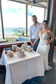 This dress is perfect! Dressed me like they had it custom-made! It has lots of sparkles, the lace is delicate, the back neckline is wonderful and gives a sensual charm, my husband loved it!
It's not as delicate a dress as others I've tried, its skirt fabric is more structured, which gave me more security since my photos were in a field where anything could ruin the skirt, but nothing happened with it. I received so many compliments from strangers that I never felt so beautiful. - Bruna F.