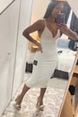 I was obsessed with the zíper at the back of this dress. It looks really good. I almost kept it, but I found another dress here that was better than my second wedding dress. This one is xs when I normally wear small, even if I don't fill the top area, I'm 32 C in the bust. - Sherly S.
