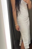 Es un vestido súper bonito, formal y elegante el calce y la tela preciosas, muy cómodo. Solo me hubiese gustado que el tajo de la falda sea más cerrado. También tendría que haber comprado xs en vez de s. - Dhanna S.