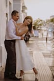 Quería algo simple para mi boda civil. Este vestido tiene buena relación calidad/precio. Me quedaba algo grande del busto, pero al móndeme el brasier me quedó Perfecto. Recibí muchos cumplidos por este vestido. - Alejandra R.