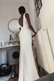 La robe est magnifique et s'ajuste parfaitement, je dois juste faire raccourcir les bretelles car j'ai une très petite poitrine. Je remets ici mes mensurations : hauteur: 170cm, poids: 49kg, buste : 81 cm, taille : 63 cm, Hanches : 87 cm. J'ai également acheté ce bodysuit lingerie de chez Spanx qui s'ajuste parfaitement à la robe - Sardoine M.