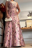 Me encantó. El color y la tela.
Es un poco ajustado. No estira. Pero igual me quedo. Lo usé para una boda en el caribe.
Translates to: I loved it. The color and the fabric.
It's a little tight. It doesn't stretch. But it still fits. I wore it to a wedding in the Caribbean. - Wendy P.