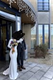 J'étais très septique à l'idée de commander ma robe de mariage sur internet. J'avais fait plusieurs essais très décevants sur d'autres sites de ventes. Mais les robes lulu sont magnifiques! Le tissus est épais! De très belle qualité. Une jolie coupe qui correspondait bien à ma taille... Aucunes retouches nécessaires. J'ai reçu des compliments de tout le monde, ma famille et mes amis. La traîne est très jolie. Le tissu est doublé. La cerise sur le gâteau , c'est le nettoyage. Je l'ai mise à la machine et elle est ressortie comme neuve. Je vous conseille vraiment ce modèle et ce site si vous ne voulez pas dépenses trop d'argent et avoir une très jolie robe - Caroline A.