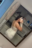 Très belle robe! Beaux détails. Je fais normalement du médium mais j'ai pris large pour être certaine que la poitrine soit OK et c'est juste assez grand un peu plus petit et ça n'aurait pas passé au niveau des hanches, fesses et de la poitrine. Très facile à ajuster. Coup de cSur. Très confortable aussi. - Sarah-June N.