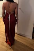 La taille S me correspond, la robe est un peu lourde au niveau du cou il ne faut pas trop la serrer proche du cou et laisser un peu d'espace pour qu elle soit confortable. Sinon la couleur et le rendu sont super. Je suis assez petite et j'avais peur que le buste soit trop long mais finalement c'est ok - Sarah P.