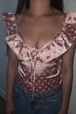 Es muy bonita pero no estira ni un poco aun así se ve increíble es una blusa muy bonita. - Lucia R.
