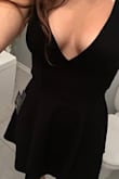 J'aime beaucoup la robe, mais elle est difficile a mettre en raison des cordes derriÃ¨re :)

Translated: 

I really love the dress, but it is difficult to put on due to the straps in back :) - Rosie C.