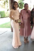 este vestido me quedo divino al principito no estaba muy convencida de comprarlo pero el precio era bueno asÃ­ que me arriesgue y no me arrepiento la mejor compre y decision tomada compre alrededor de 7 vestido para una boda y a todas nos quedo lindo la tela es de biena calidad y se estira un poco se los recomiendo y la talla que compre para mi fue mediano. - Maribel M.
