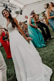 Compré este vestido para mi casamiento, y sin duda fue una de las decisiones más acertadas! Desde el momento que lo ví me fascinó. El Help Support me ayudó a decidir el talle, y tuve mucha suerte porque me fue perfecto, solo tuve que ajustar la espalda! 

La calidad del vestido es muy buena, y el bordado único. Realmente una excelente relación precio-calidad-belleza!
Se lo recomiendo a todas aquellas que estén pensando en comprarlo por internet! - Graciela V.